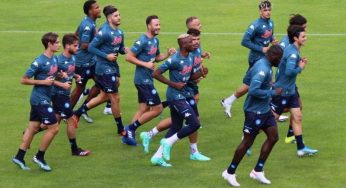Dimaro, Napoli primo allenamento. Osimhen subito in gol. la squadra indossa la casacca con un messaggio -VIDEO