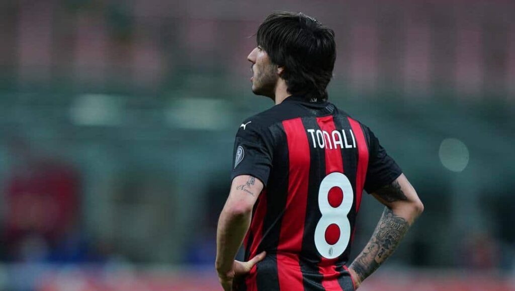 Tonali, primo giocatore della Serie A a ricevere un giallo per non aver buttato fuori la palla con uno Juventino a terra