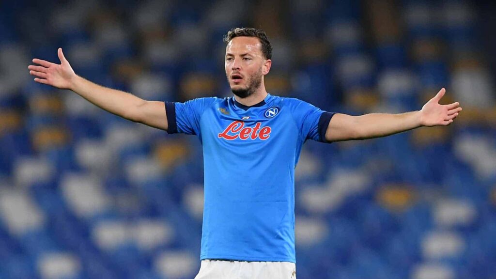 Napoli, un tifoso contro De Maggio: "Ma che domande fai a Rrahmani"