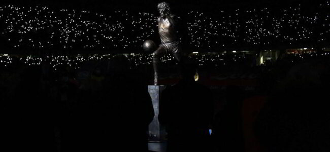 Maradona_statue
