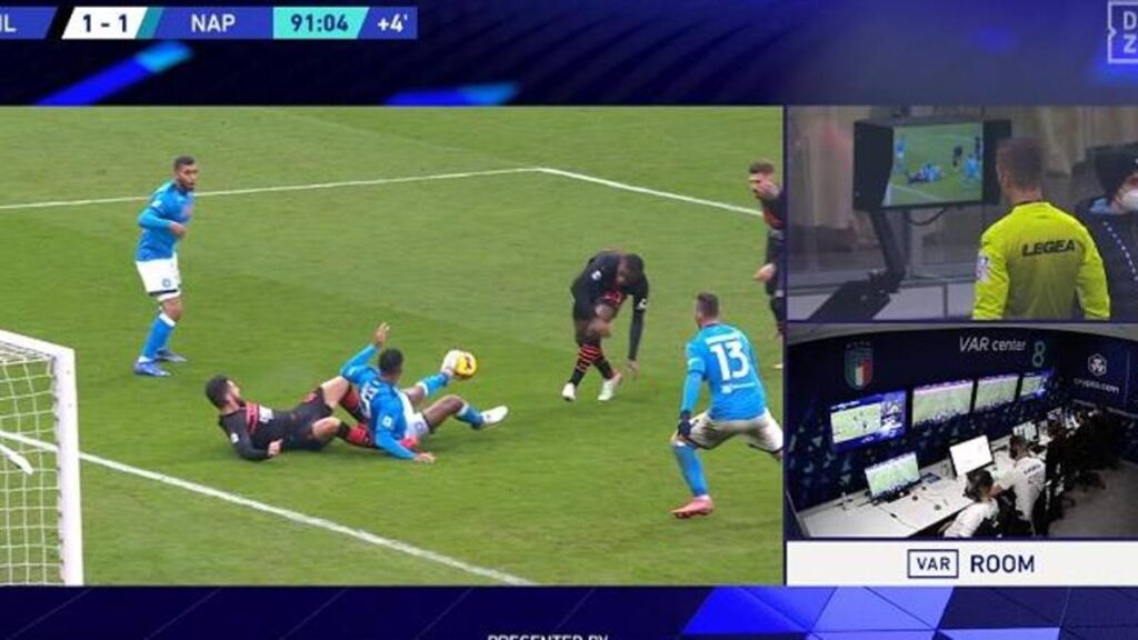 GAZZETTA – Il Napoli non ruba nulla col Milan: ma che pasticcio sul gol di Kessie