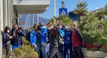 Il Barcellona arriva a Napoli, passeggiata sul lungomare, applausi per Xavi e compagni