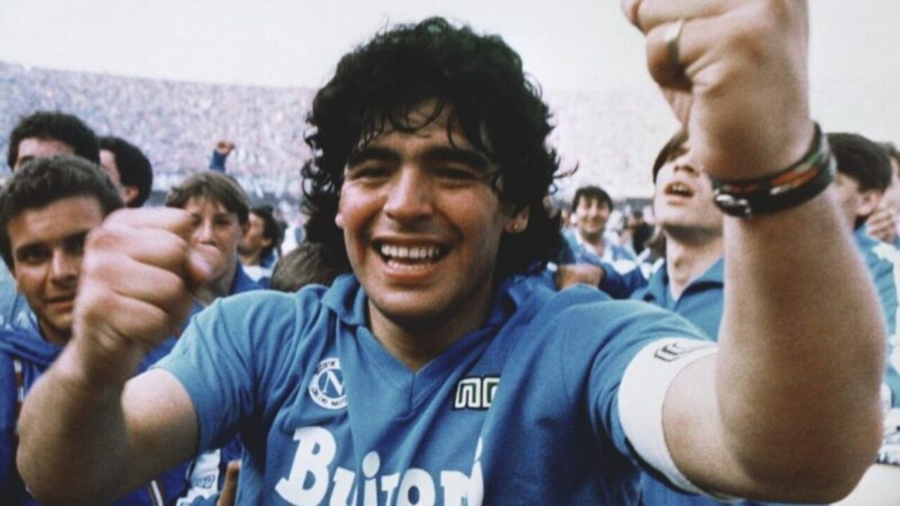 Il Barcellona celebra Maradona: la foto con la maglia del Napoli è da  brividi