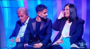 Insigne a C’è Posta per te, commozione per l’attaccante del Napoli – VIDEO