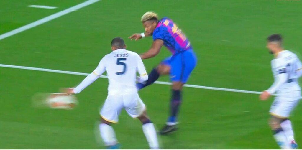 Calcioni ad Anguissa e Zielinski, rigore non dato al Napoli: Barça cosi vuoi passare il turno?