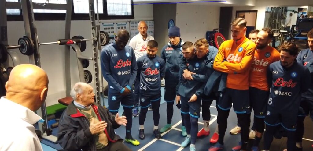 Vinicio ‘O’ Lione’ compie 90 anni: incontra il Napoli: “Sono con voi in campo” – VIDEO