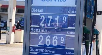 Scende il prezzo di benzina e diesel: cala di 25 centesimi, monta la protesta
