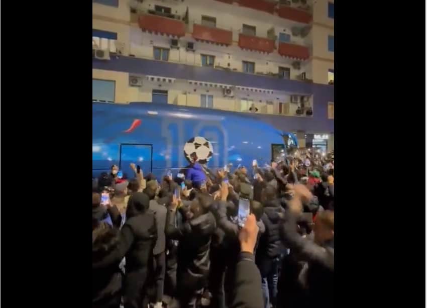 Napoli-Milan: L’entusiasmo dei tifosi azzurri all’arrivo del pullman del Napoli – Video