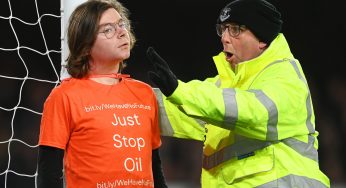 Everton-Newcastle: tifoso si lega ad un palo – FOTO