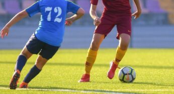 Assurdo: Il padre di un calciatore entra in campo e prende a botte l’allenatore avversario: ragazzini in lacrime, il tecnico ricoverato