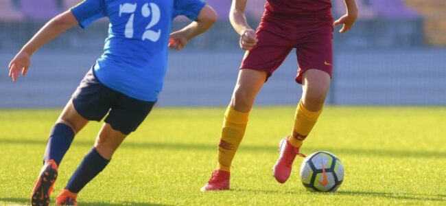 padre calciatore picchia allenatore avversario