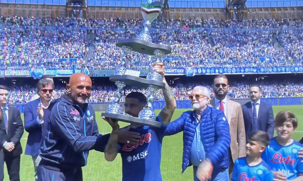 Il Maradona si schiera: applausi per Insigne, fischi per De Laurentiis