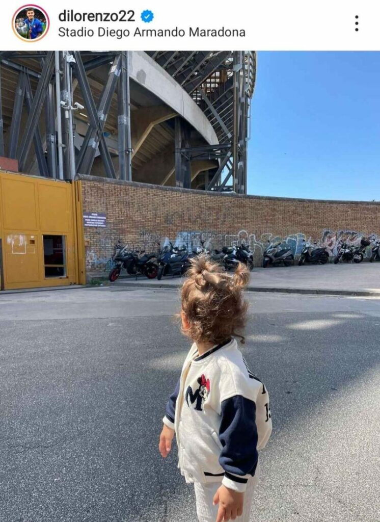 Di Lorenzo: “La mia tifosa Azzurra”, la foto all’esterno del Maradona