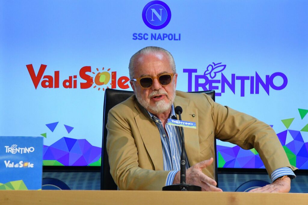 De Laurentiis arriva a Dimaro: dribbla i giornalisti – VIDEO