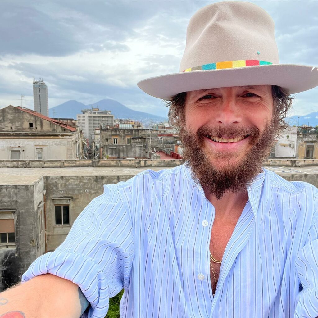 Jovanotti ai Quartieri Spagnoli: “È qui l’ombelico del mondo”