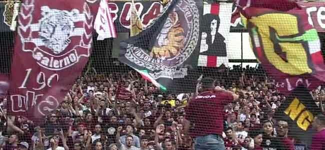 Salernitana i tifosi contro il Napoli: "Vogliono mandarci in B"