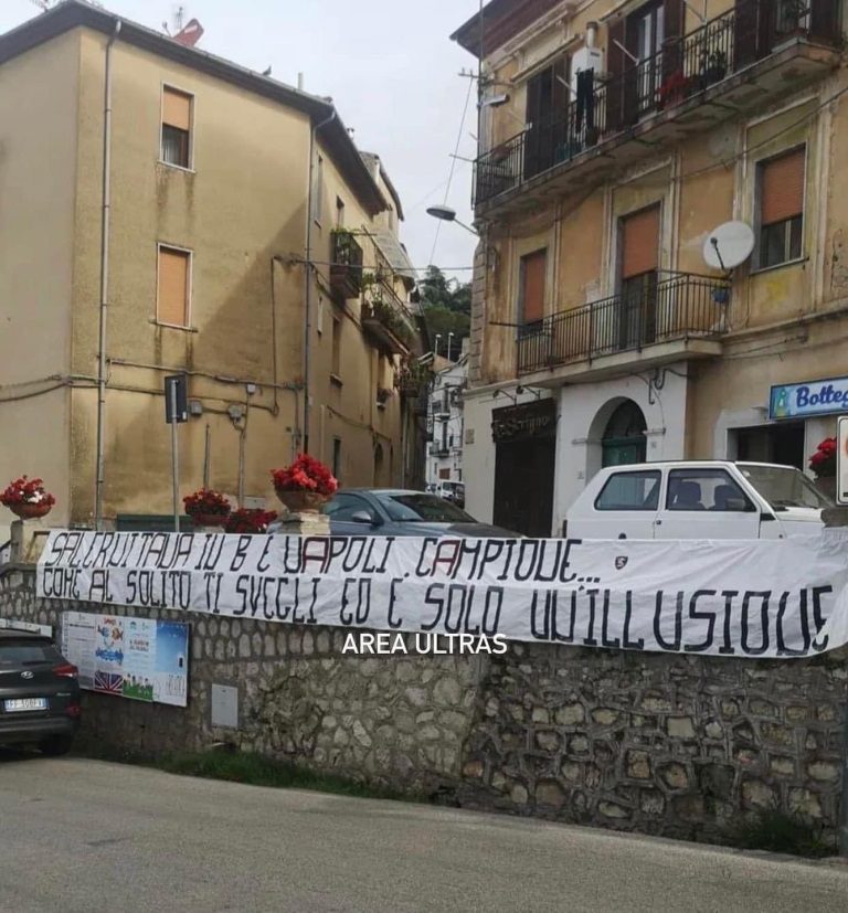 La Salernitana si salva spunta lo striscione contro il Napoli – FOTO