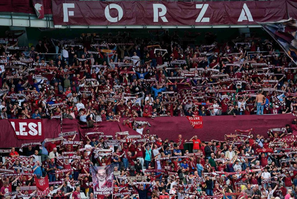 Il ricordo del Grande Torino non ferma gli idioti, cori contro Napoli