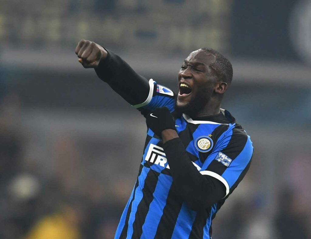 Cori razzisti contro Lukaku, il Giudice Sportivo vuole punire i tifosi del Napoli. Ma la vendita in Campania era vietata