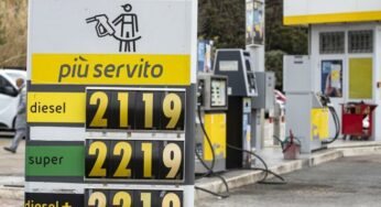 Prezzi carburante sopra i 2 euro a Napoli: come pecore abbiamo smesso anche di lamentarci