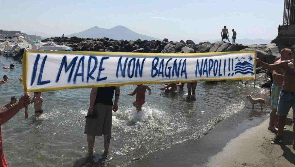 protesta mare napoli