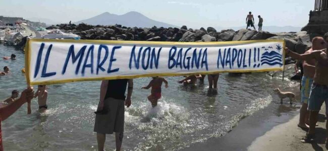 protesta mare napoli
