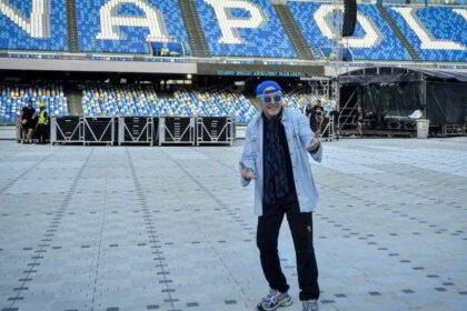 Vasco Rossi a Napoli: "Che onore cantare nello stadio di Maradona. Amavo Diego"