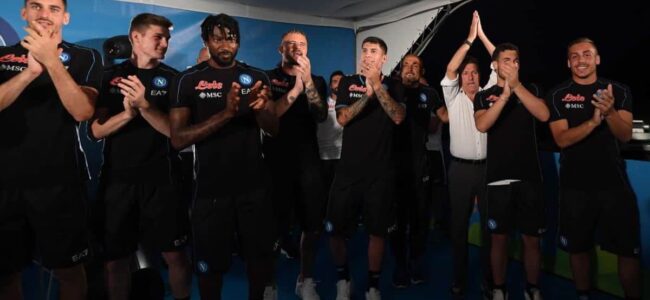 Presentazione Napoli a Dimaro, fischi per De Laurentiis