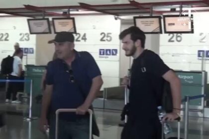 Kvaratskhelia è partito per Napoli. Il calciatore georgiano ha salutato parenti amici accorsi all'aeroporto di Tblisi.