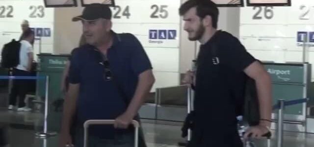 Kvaratskhelia è partito per Napoli. Il calciatore georgiano ha salutato parenti amici accorsi all'aeroporto di Tblisi.