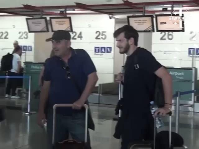 Kvaratskhelia è partito per Napoli. Il calciatore georgiano ha salutato parenti amici accorsi all'aeroporto di Tblisi.