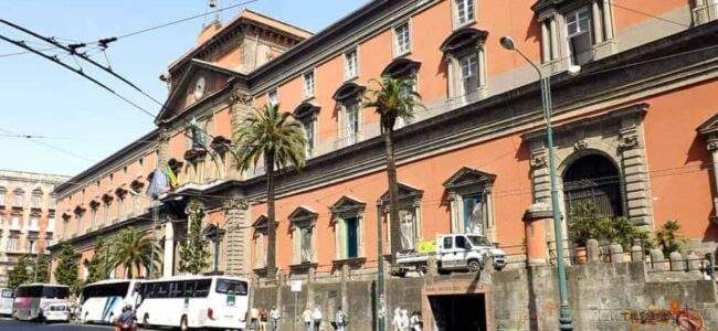 Napoli, un negoziante trova una borsa con 8mila euro e oro e riconsegna tutto al legittimo proprietario._1_1