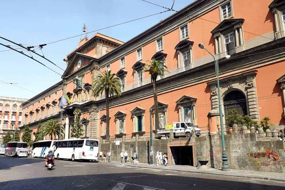 Napoli un negoziante trova una borsa con 8mila euro e oro e riconsegna tutto al legittimo proprietario. 1 1