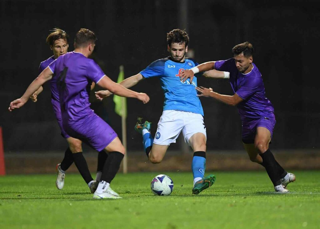 Kvaratskhelia inventa, Lozano segna ma il Napoli pareggia con l’Adana. Errori di Ostigard e Olivera