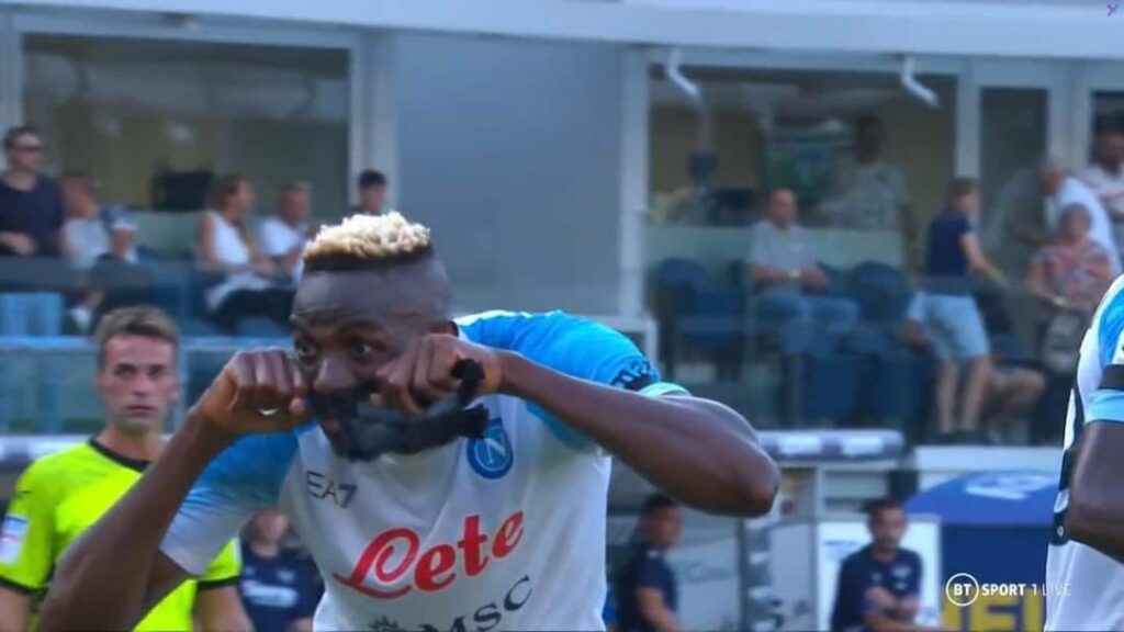 Osimhen gol, vergogna al Bentegodi scattano cori razzisti. Da applausi la risposta del nigeriano