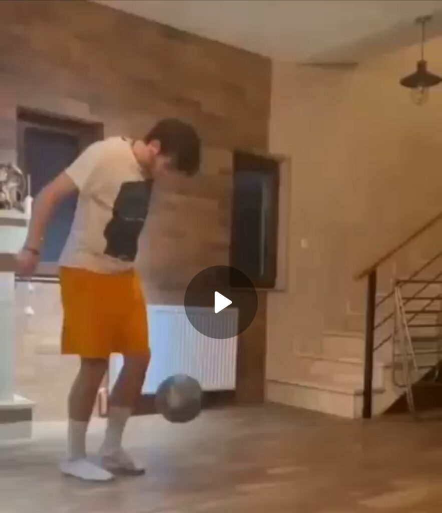 Kvaratskhelia freestyle, che magie col pallone – Video