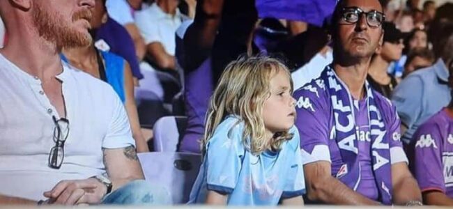 BAMBINA CON LA MAGLIA ALLA ROVESCIA