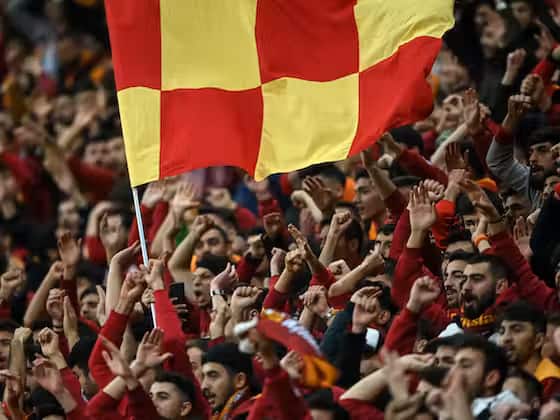 Mertens in arrivo a Istambul, tifosi Galatasaray in festa: "E' un campione incredibile"