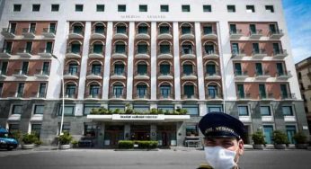 Napoli, l’Hotel Vesuvio compie 150 anni: Dall’incendio dei nazisti a Jeff Bezos…