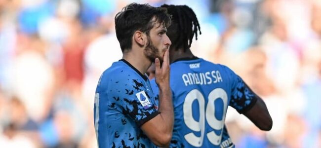 Napoli, al Maradona tanti tifosi con la maglia rossa: svelato il mistero