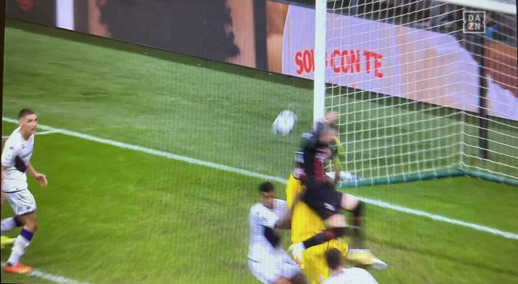 Milan-Fiorentina, gol viziato da un fallo di Rebic, si grida allo scandalo – FOTO