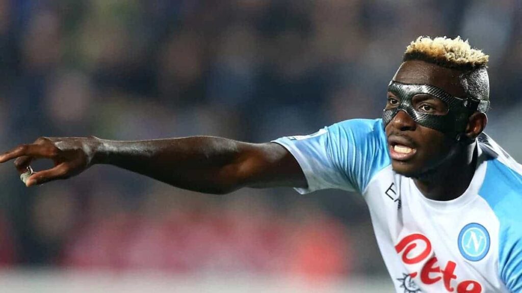 La maschera di Osimhen nasconde un segreto “Non la toglie più”