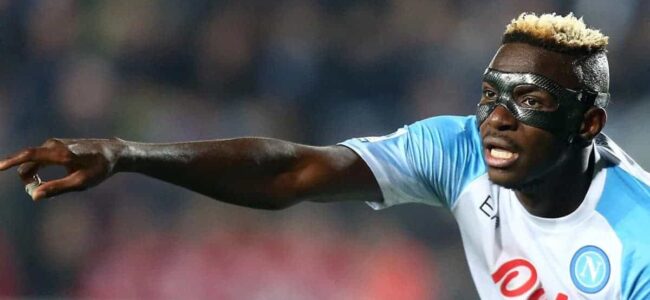 La maschera di Osimhen nasconde un segreto “Non la toglie più”