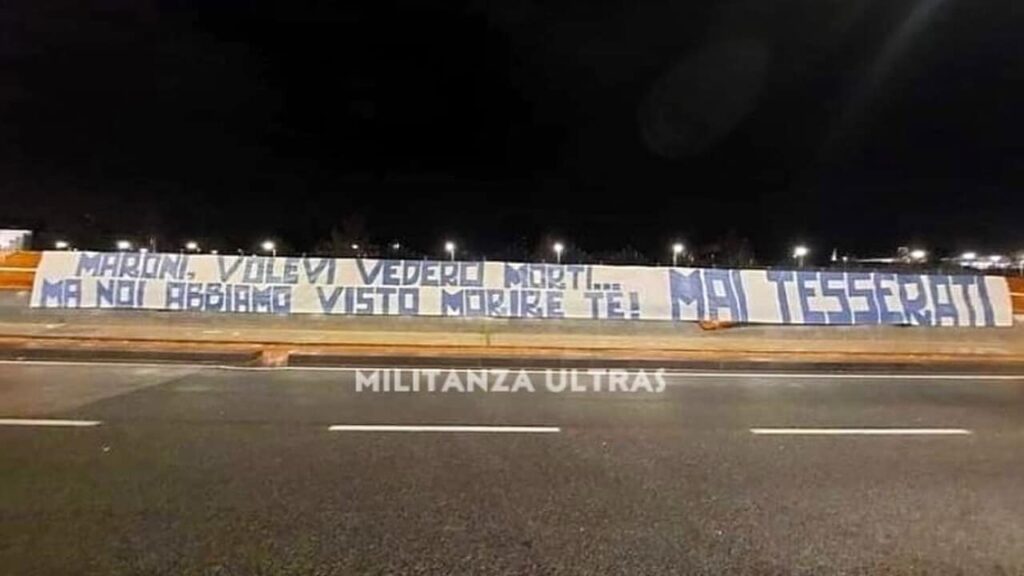 Napoli, Striscione degli ultras: "Maroni ti abbiamo visto morire"