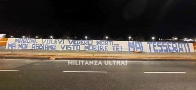 Napoli, Striscione degli ultras: "Maroni ti abbiamo visto morire"