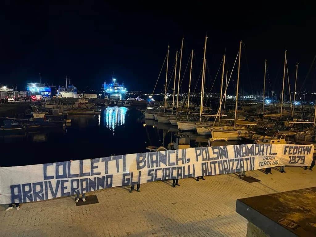 Ischia – striscione degli ultras: “Arriveranno gli sciacalli autorizzati…” – FOTO