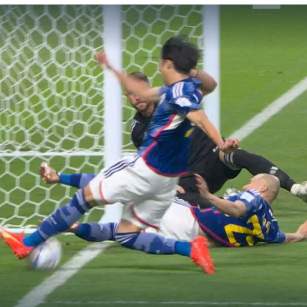Giappone qualificato, polemica sul gol di Tanaka: la palla è uscita o no?