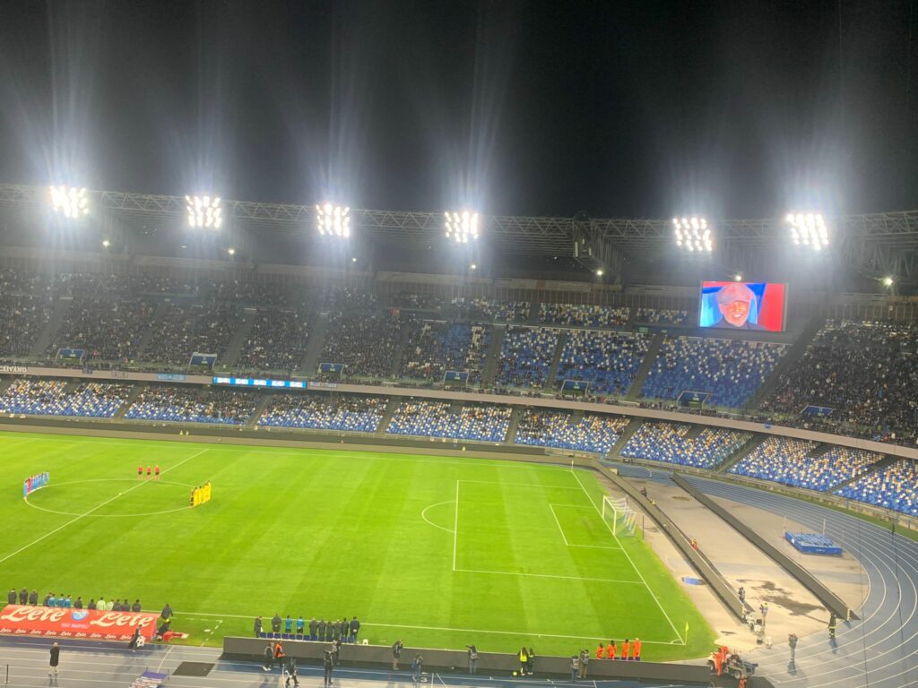 Mihajlovic, striscione toccante della Curva B. Commozione nel minuto di raccoglimento