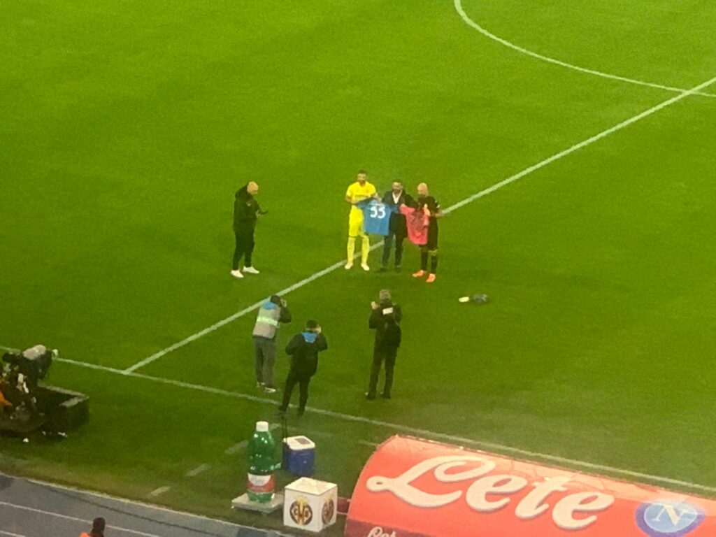 Napoli, dono per Albiol e Reina: “Emozione immensa tornare qui. Amiamo i napoletani”