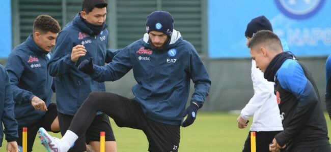 Kvaratskhelia si allena a Castel Volturno